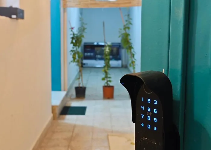 شقة أرضية واسعة بحمام واسع ومدخل خاص