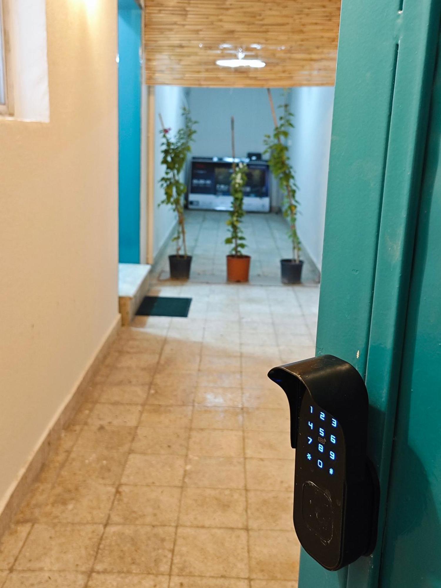 Apartment أرضية واسعة بحمام واسع ومدخل خاص *