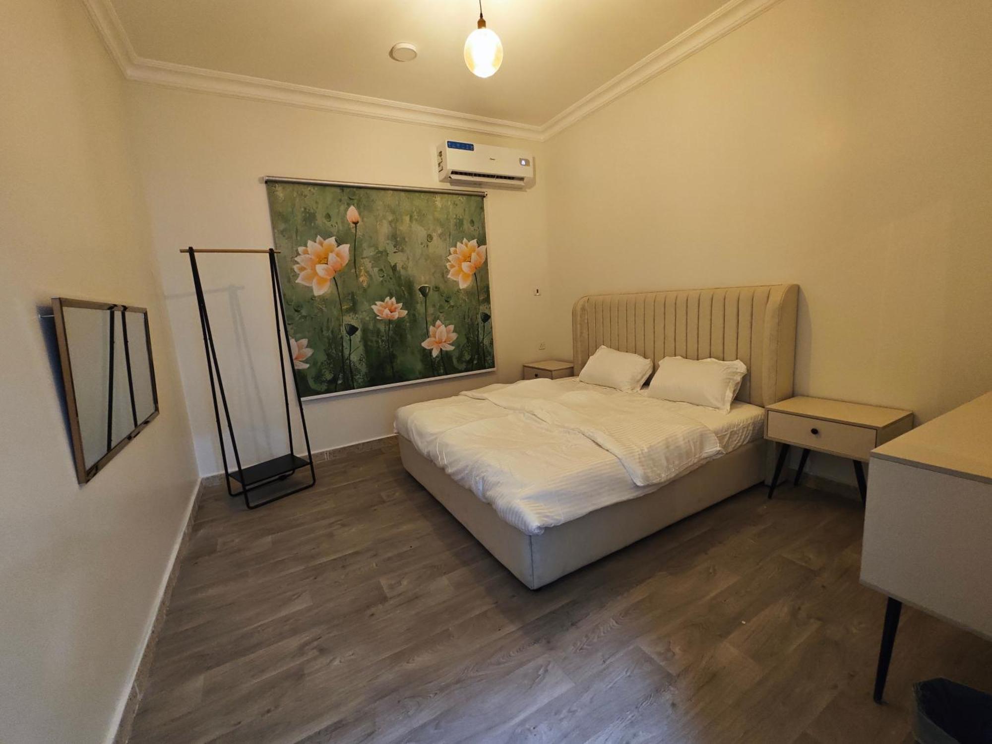 أرضية واسعة بحمام واسع ومدخل خاص Apartment *